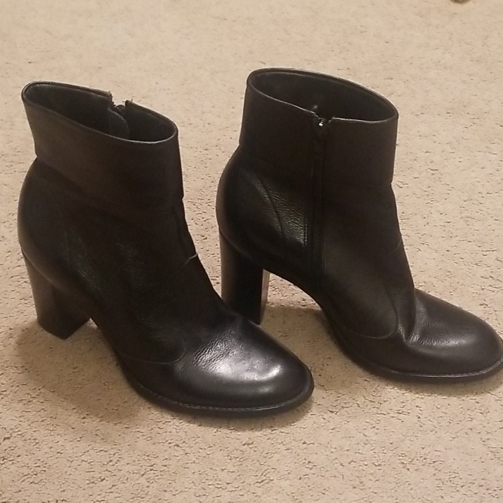 Gianni Bini black ankle booties
